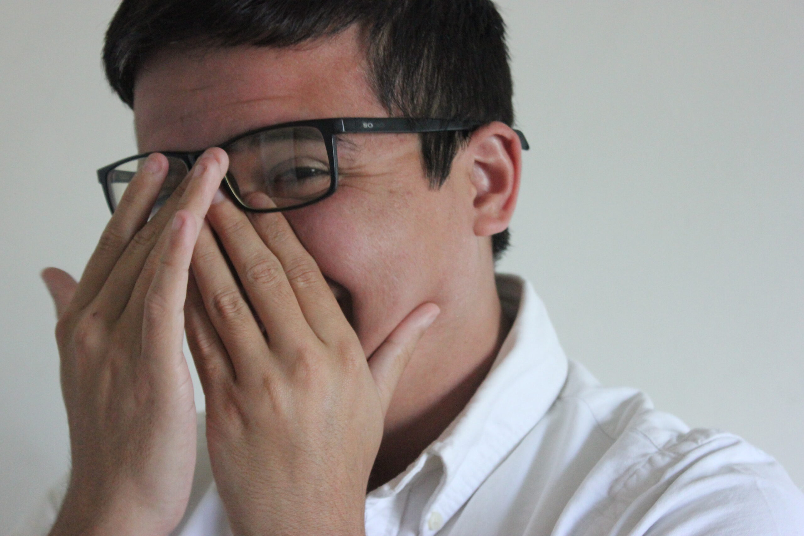 Image of a man facing the camera. This man is Elano Silveira and he is wearing glasses.