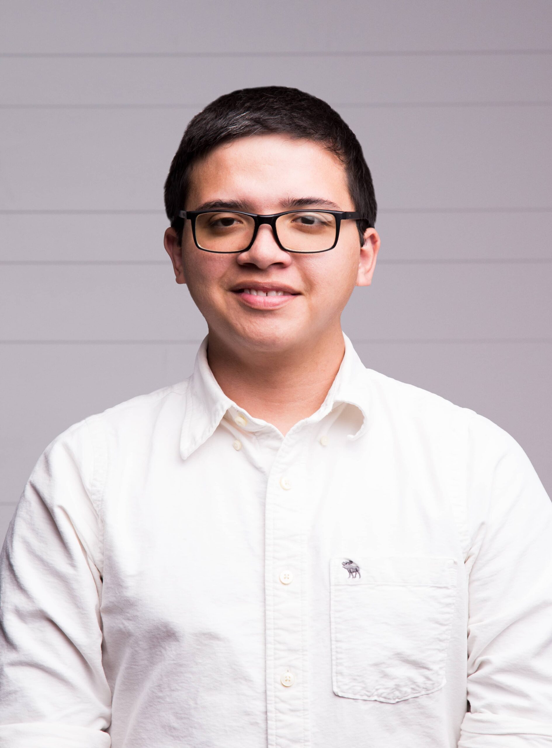 Image of a man facing the camera. This man is Elano Silveira and he is wearing glasses.